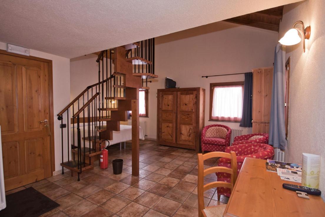 Hotel Meublè Lo Miete Viei Champoluc Esterno foto